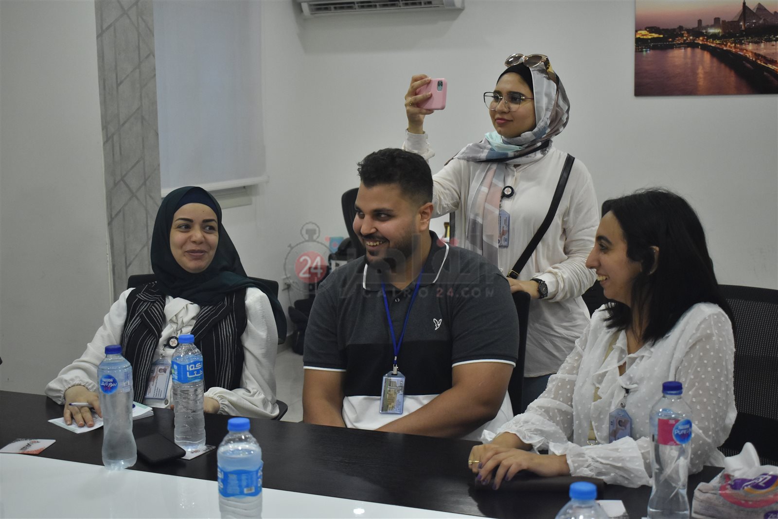 طلاب الجامعة العربية المفتوحة خلال زيارتهم لموقع القاهرة 24