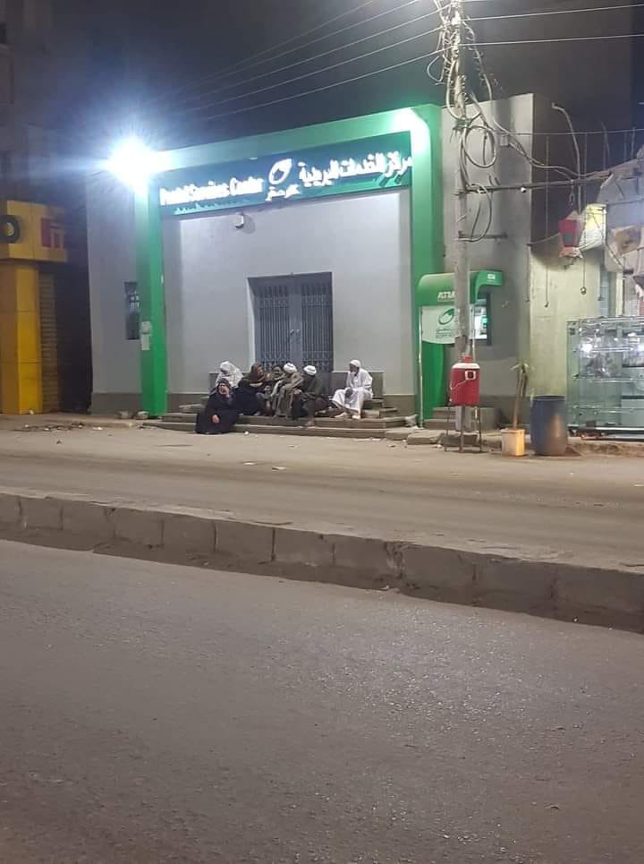 انتظار كبر السن منذ لافجر أمام مكتب البريد