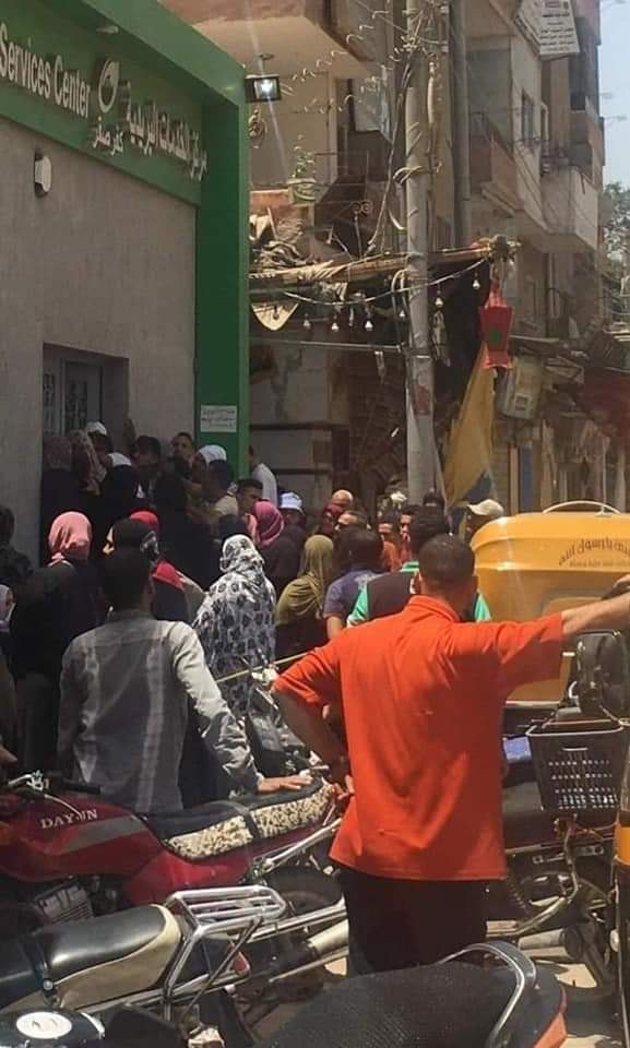 زحام الأهالي أمام مكتب بريد كفر صقر