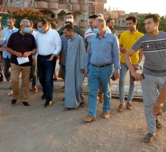 محافظ الشرقية خلال زيارته لقرية ميت ربيعة 1