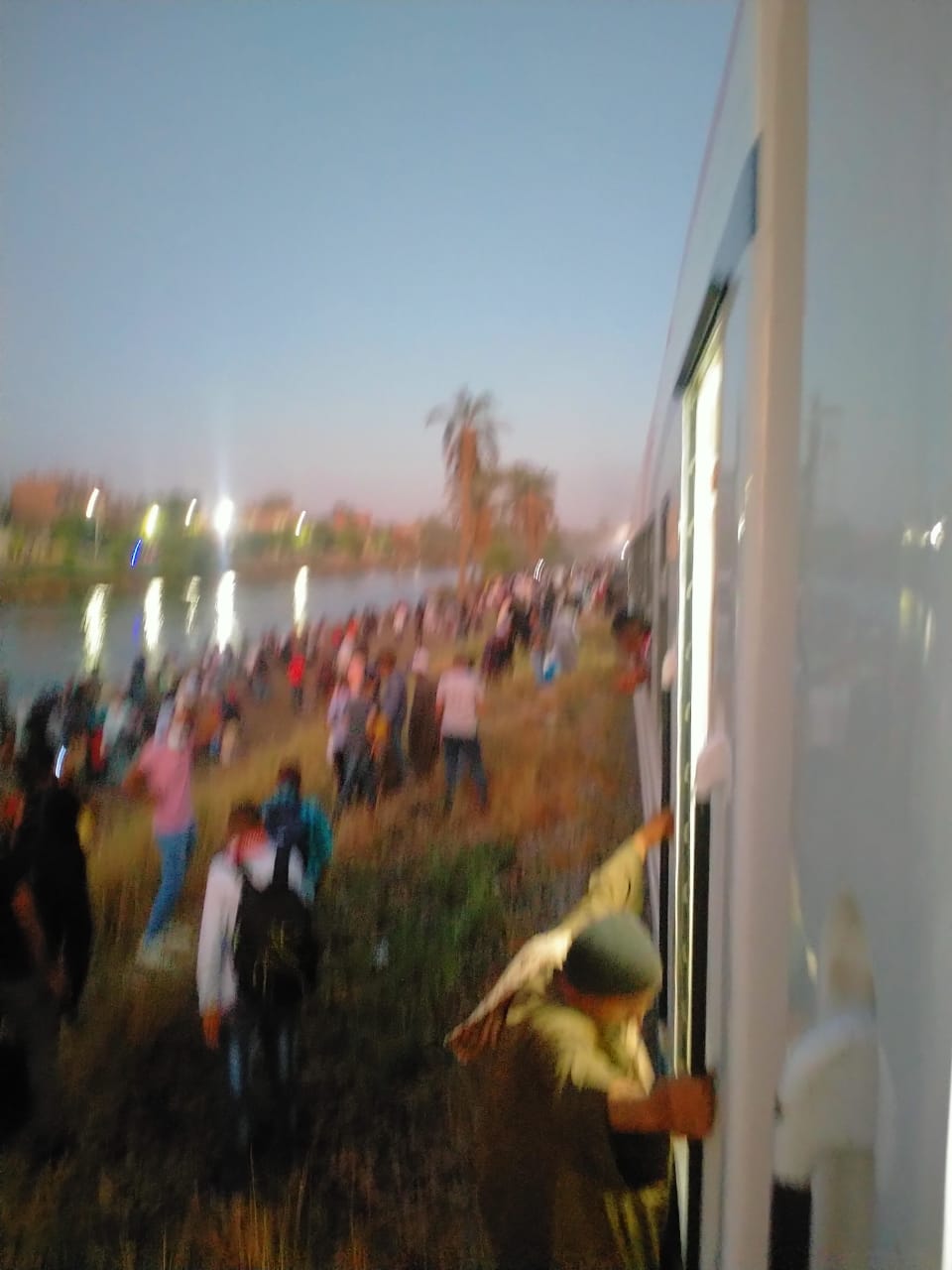 عطل مفاجئ بعجلة عربة الجرار بسوهاج