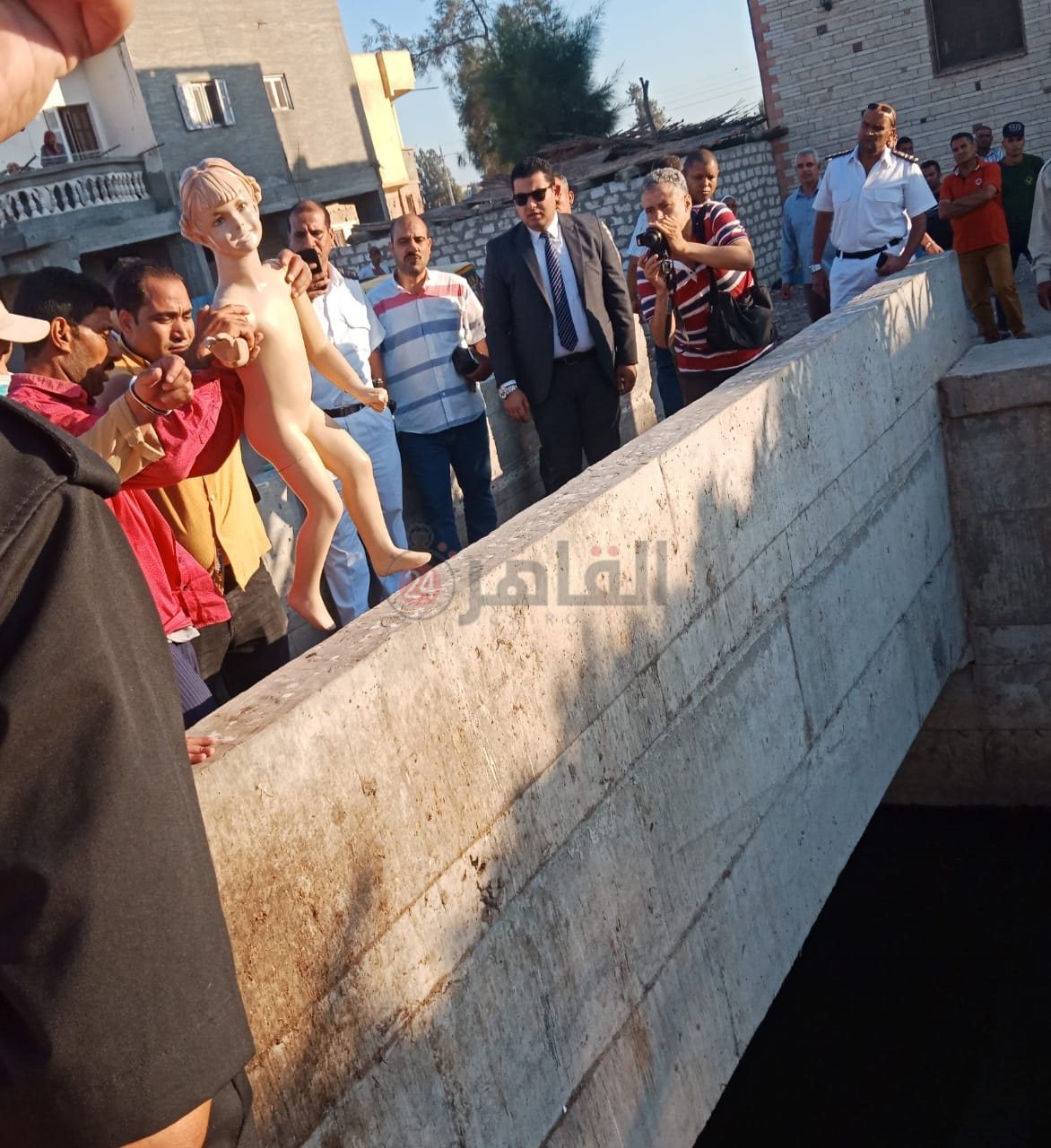 المتهم أثناء ثمثيل جريمته 