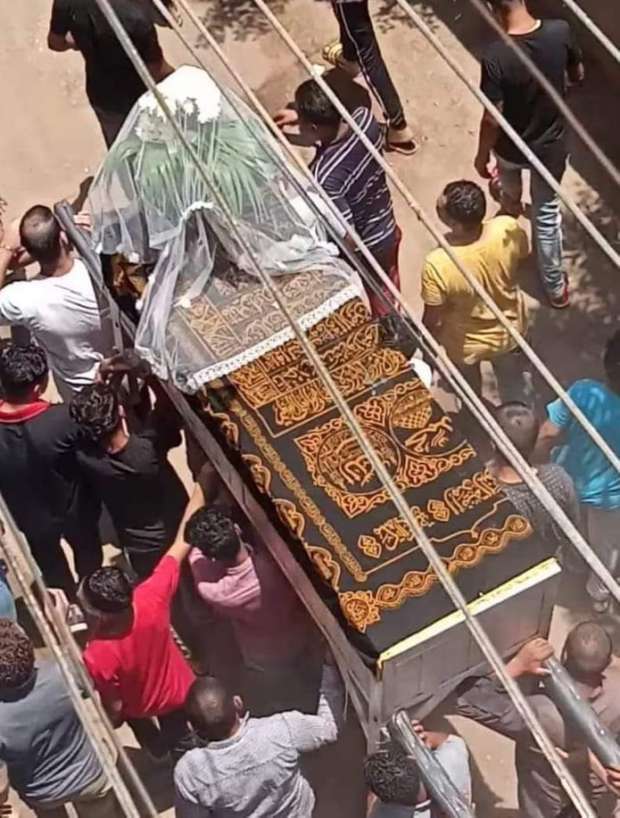 نعش العروسة وقد زينه المشيعون بالطرحة والورود