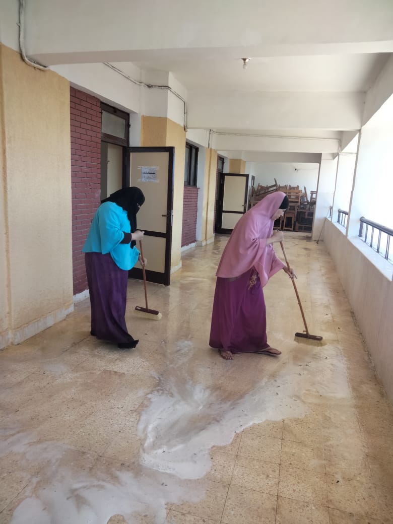 عاملات الفيوم يُنظفن لجان الثانوية العامة