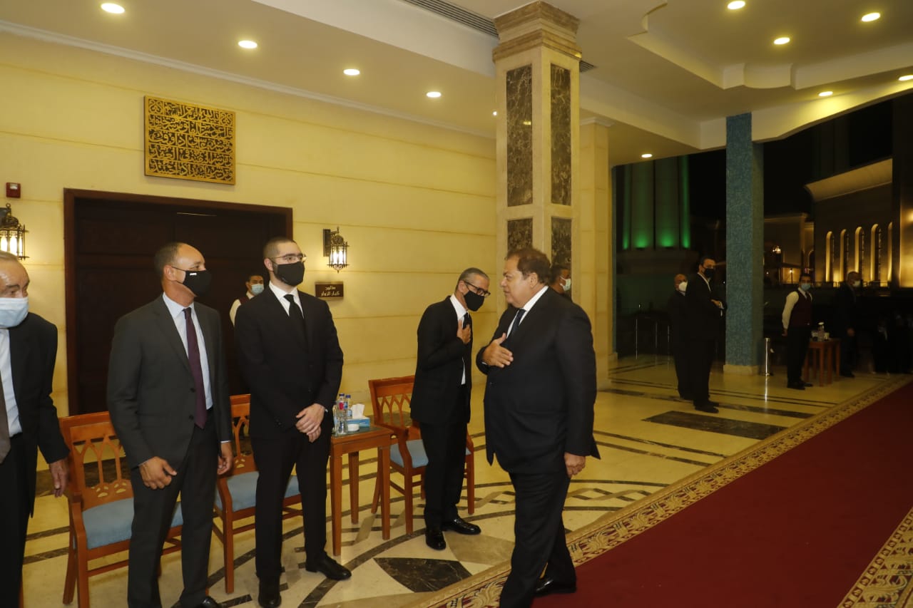 النائب محمد أبو العينين يقدم واجب العزاء (5)