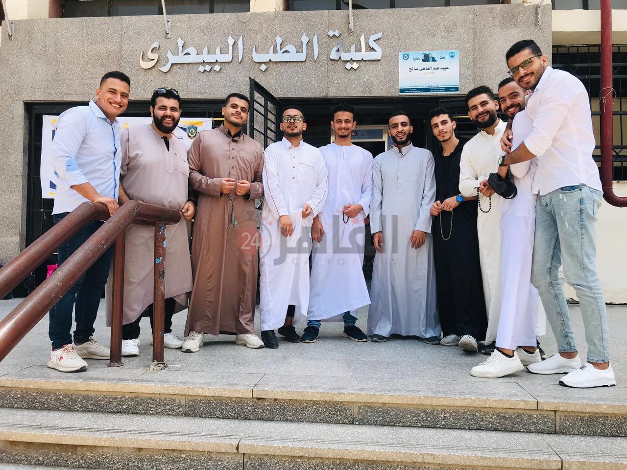 طلاب الفرقة الرابعة بكلية الطب البيطري جامعة دمنهور 