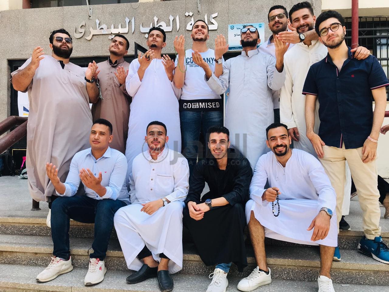 طلاب الفرقة الرابعة بكلية الطب البيطري جامعة دمنهور 