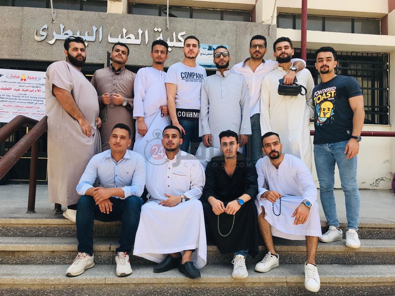 طلاب الفرقة الرابعة بكلية الطب البيطري جامعة دمنهور 