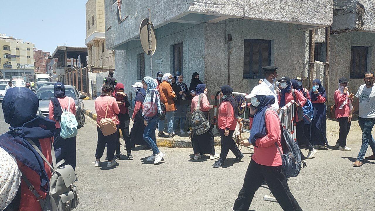 فرحة بين طلاب الثانوية في الغردقة 