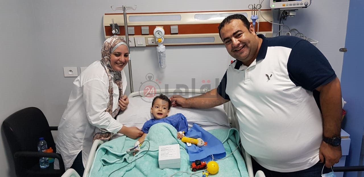 الطفل آسر بعد نجاح عملية حقنه