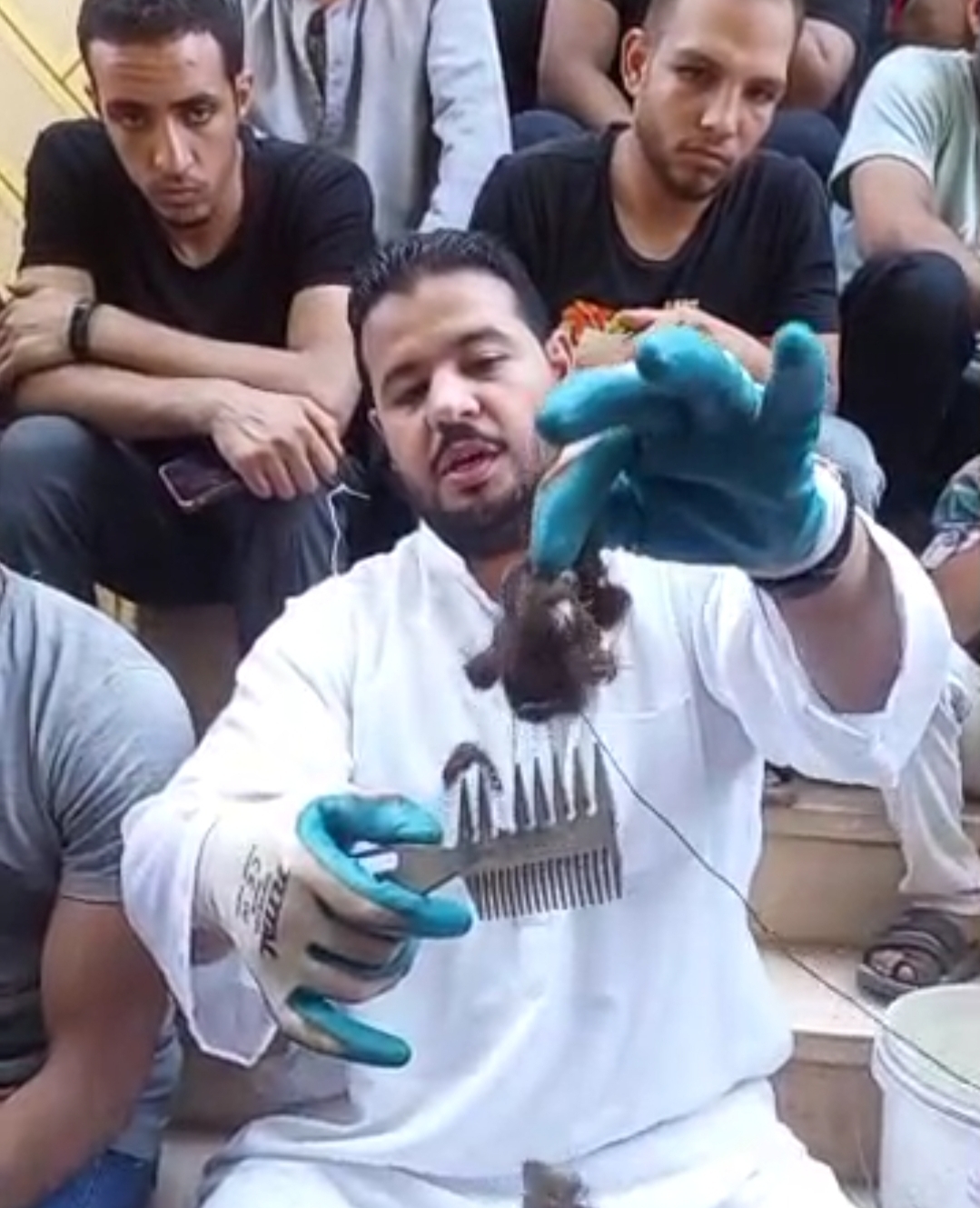 العثور على مُشط ومُشاطة داخل مقابر بالفيوم