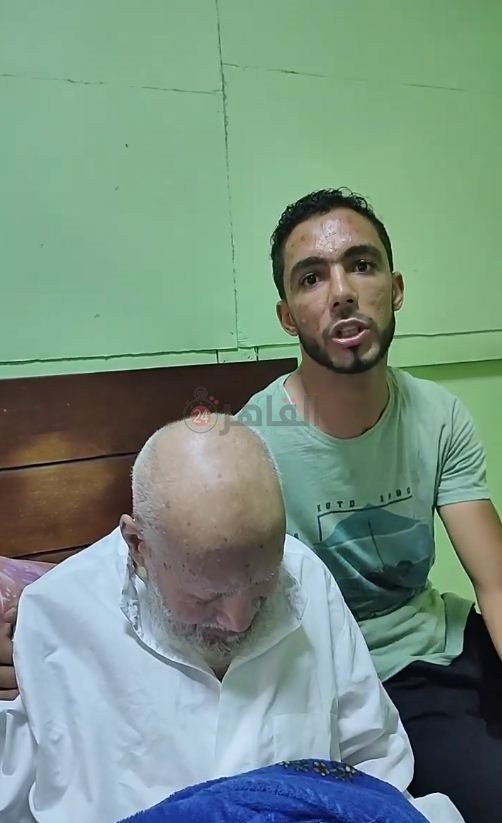 أحد أعضاء فريق بسمة مع المُسن بعد إنقاذه