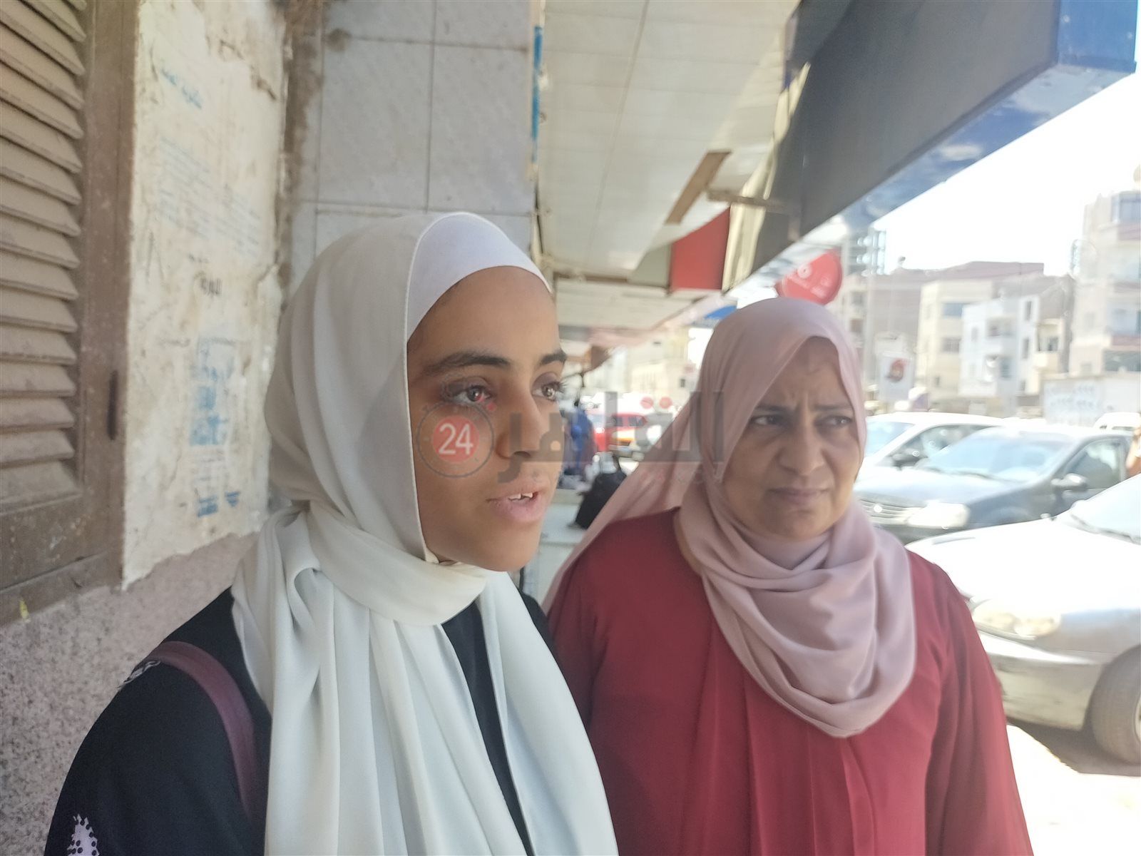 طالبة ووالدتها عقب خروجها من لجان الثانوية العامة