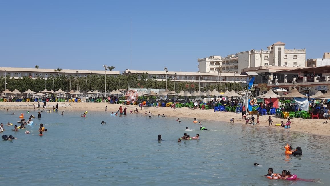 إقبال كثيف على شواطئ الغردقة فى العطلة الأسبوعية