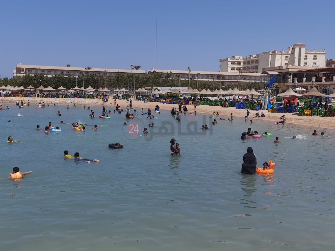 إقبال كثيف على شواطئ الغردقة فى العطلة الأسبوعية