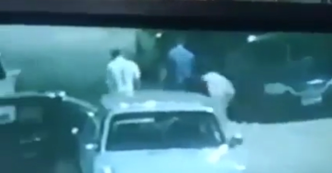 لحظة التعدي على طبيب في الفيوم