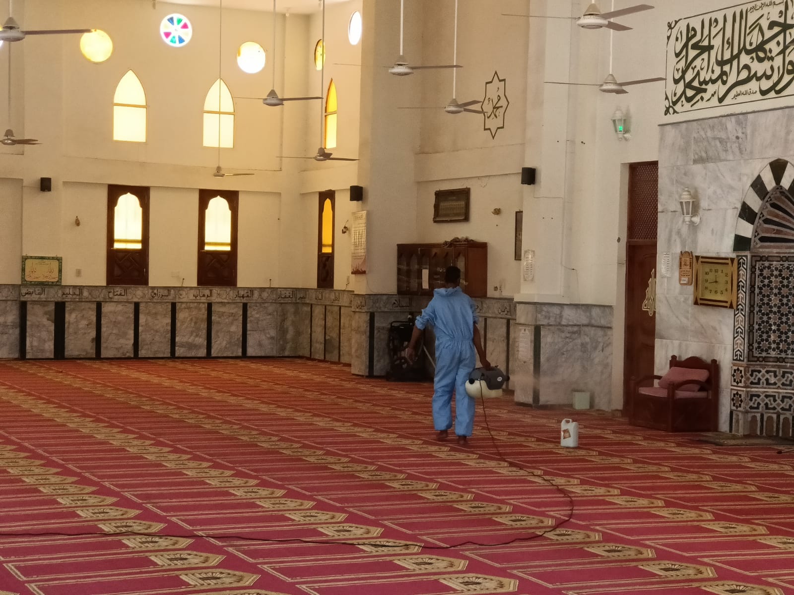 تعقيم وتطهير المساجد بالبحر الأحمر