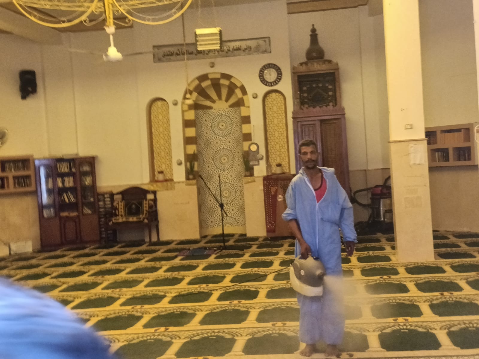 تعقيم وتطهير المساجد بالبحر الأحمر