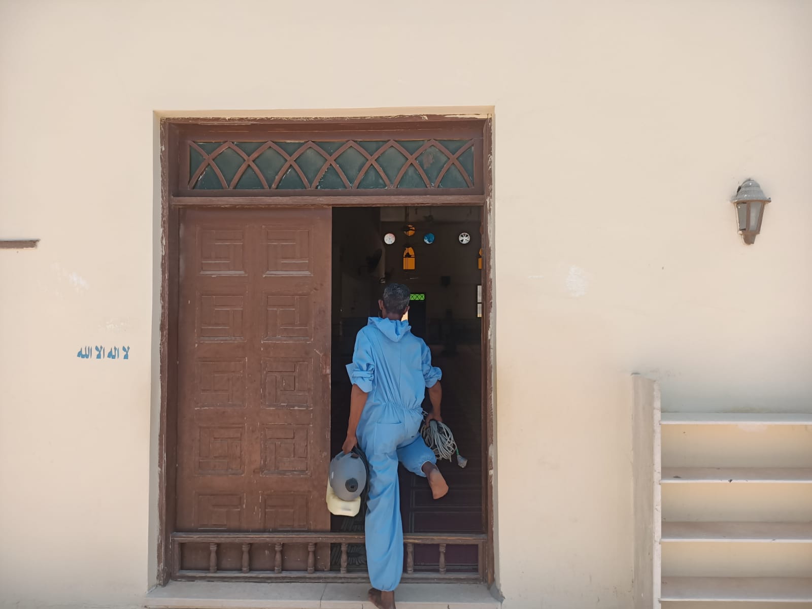 تعقيم وتطهير المساجد بالبحر الأحمر