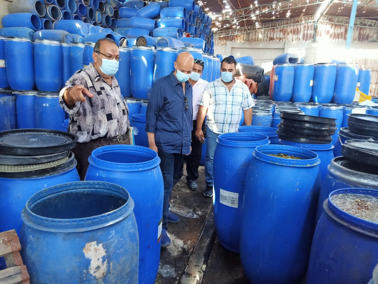 ضبط مخزن مخللات مخالف بالشرقية 01