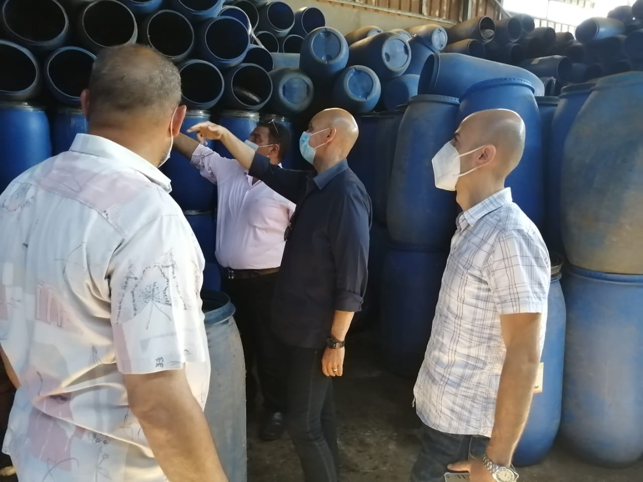 ضبط مخزن مخللات مخالف بالشرقية 02