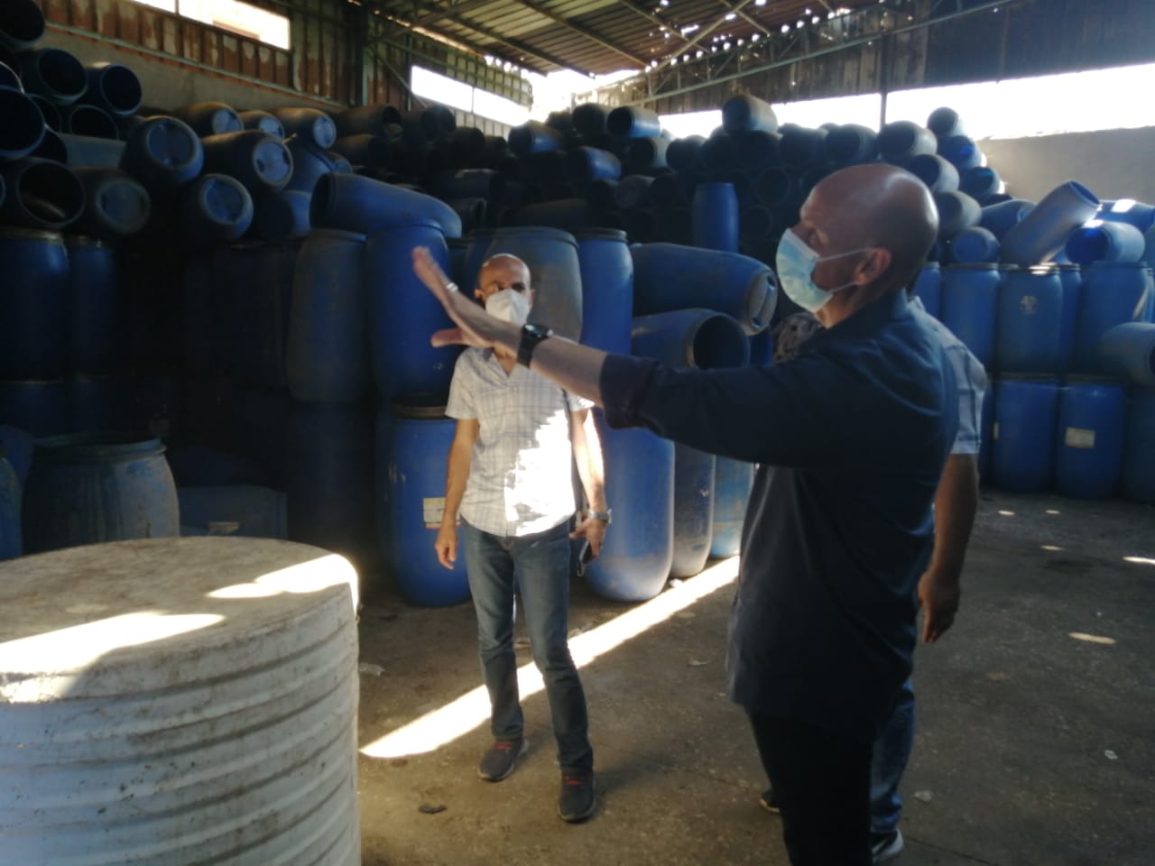 ضبط مخزن مخللات مخالف بالشرقية 03