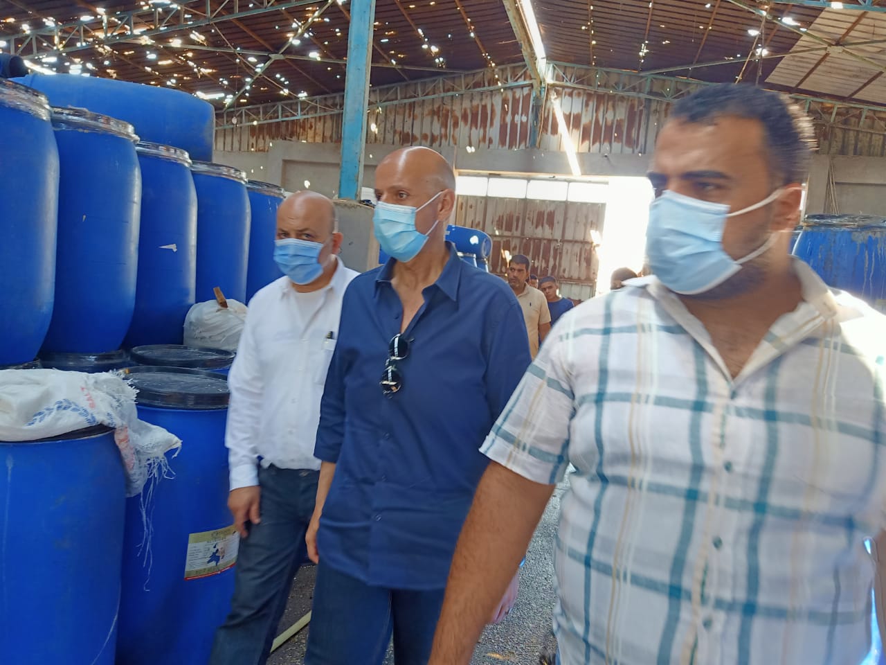 ضبط مخزن مخللات مخالف بالشرقية 04