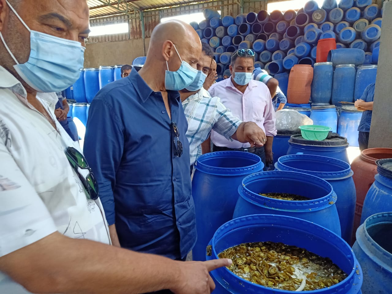 ضبط مخزن مخللات مخالف بالشرقية 05