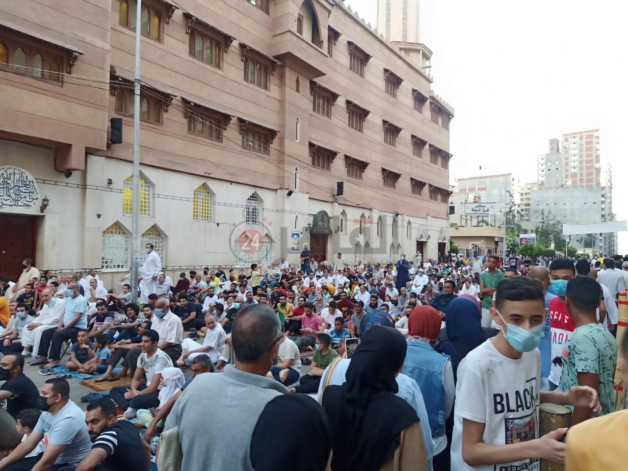  الآلاف يؤدون صلاة عيد الأضحى في ساحة كنيسة القديسين بالإسكندرية