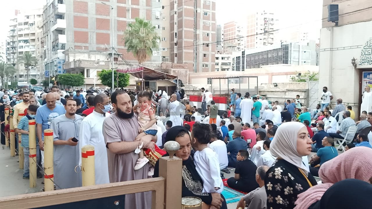  الآلاف يؤدون صلاة عيد الأضحى في ساحة كنيسة القديسين بالإسكندرية