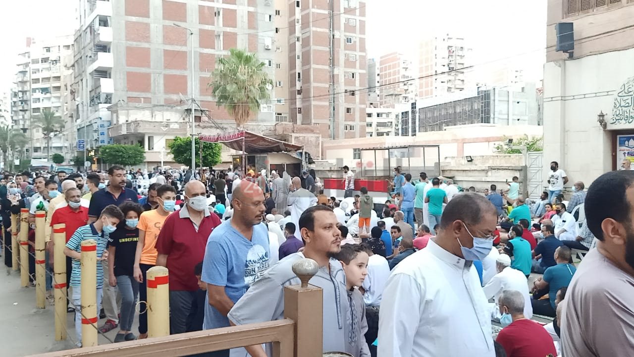  الآلاف يؤدون صلاة عيد الأضحى في ساحة كنيسة القديسين بالإسكندرية