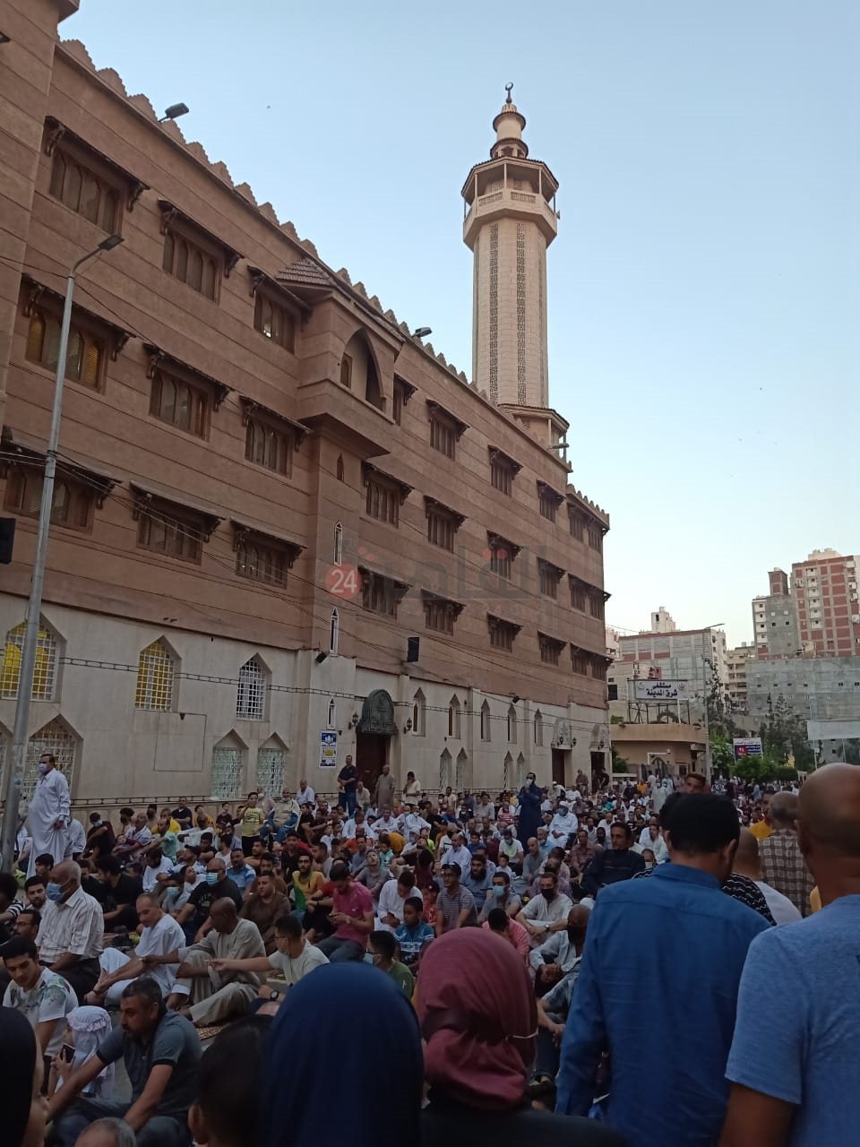  الآلاف يؤدون صلاة عيد الأضحى في ساحة كنيسة القديسين بالإسكندرية