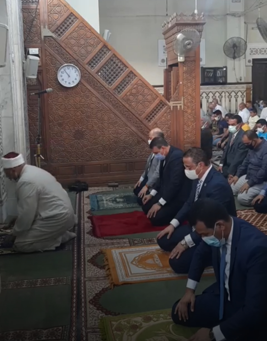 محافظ الفيوم يؤدي صلاة عيد الأضحى بمسجد ناصر