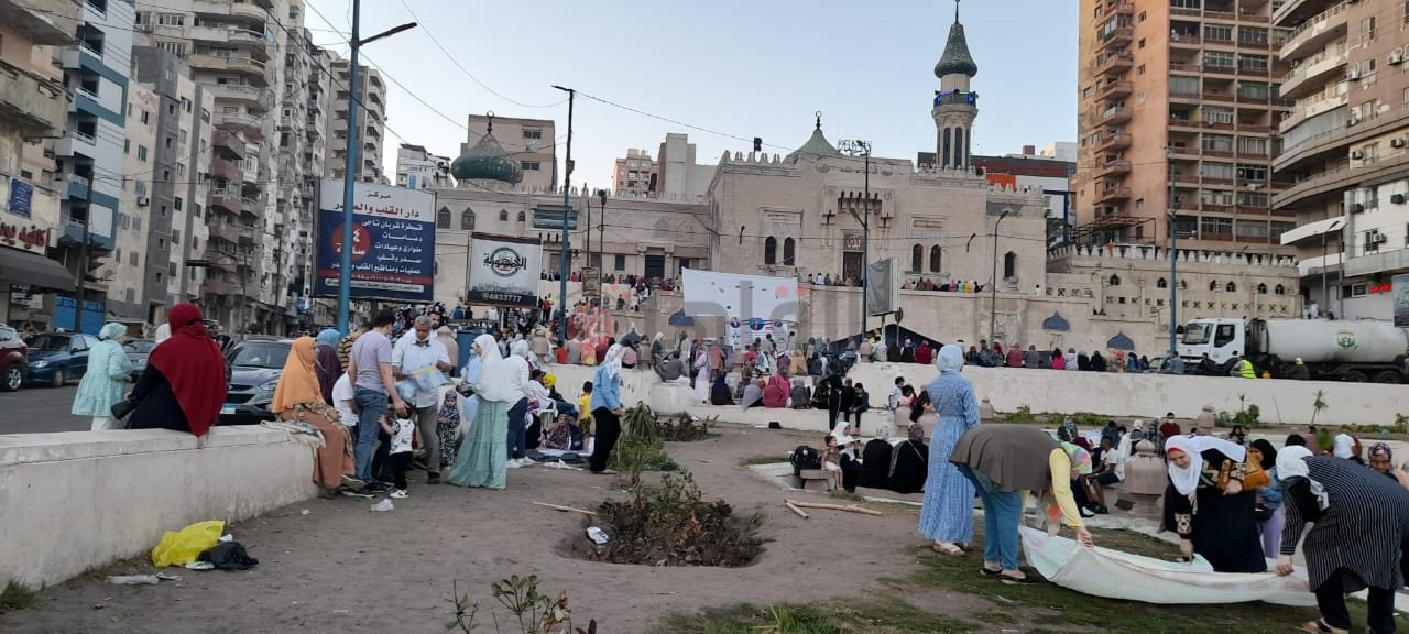 الآلاف يؤدون صلاة العيد بمساجد الإسكندرية