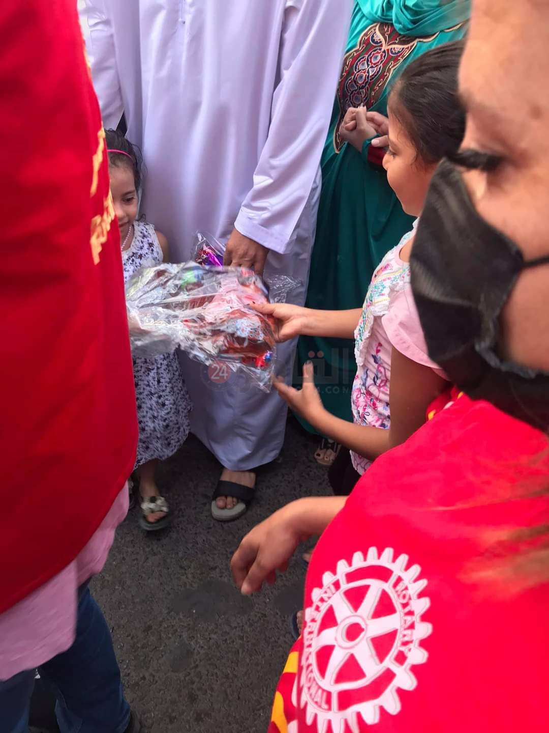 هدايا على الأطفال عقب الانتهاء من مسجد الميناء بالغردقة