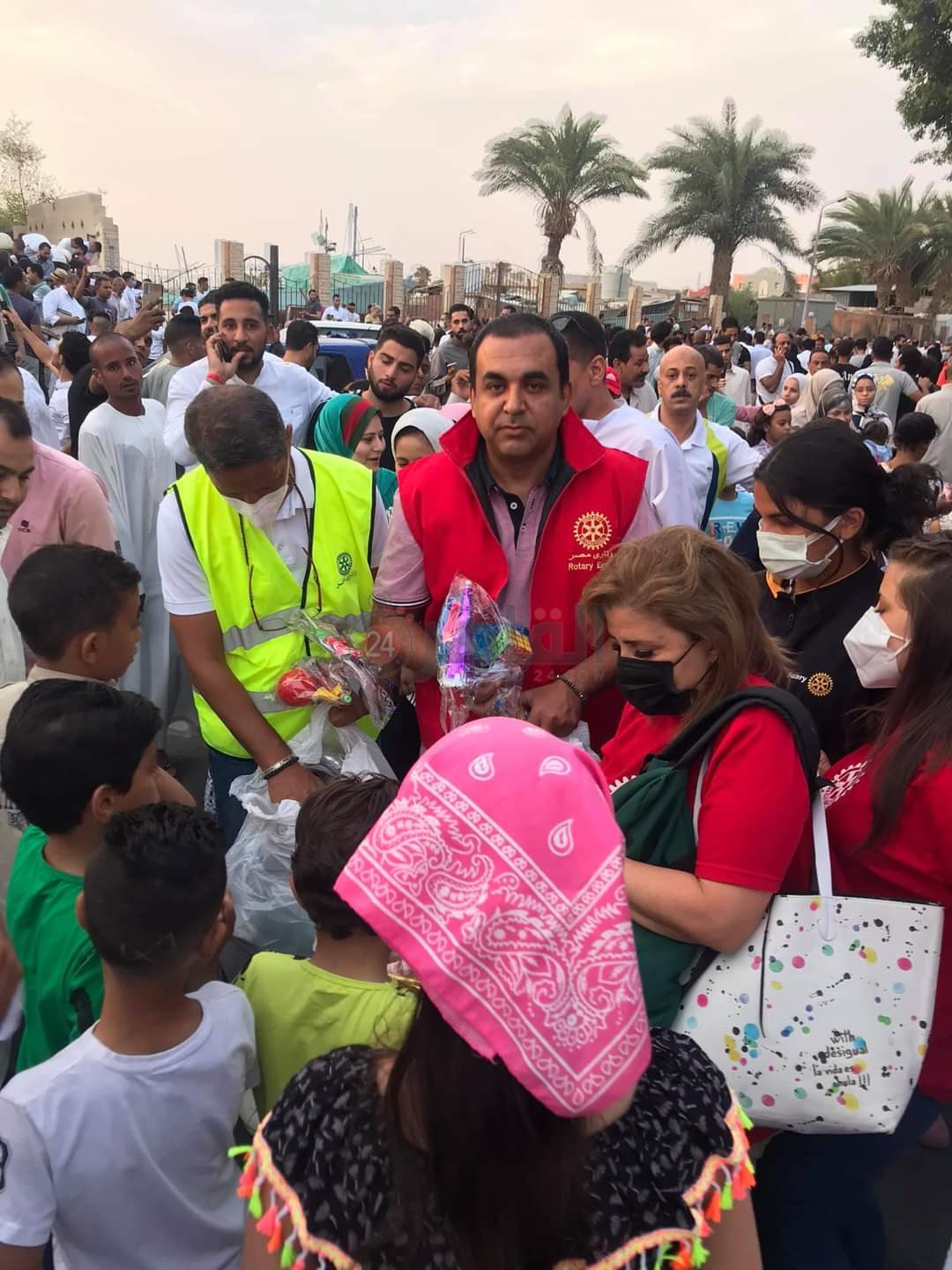 هدايا على الأطفال عقب الانتهاء من مسجد الميناء بالغردقة