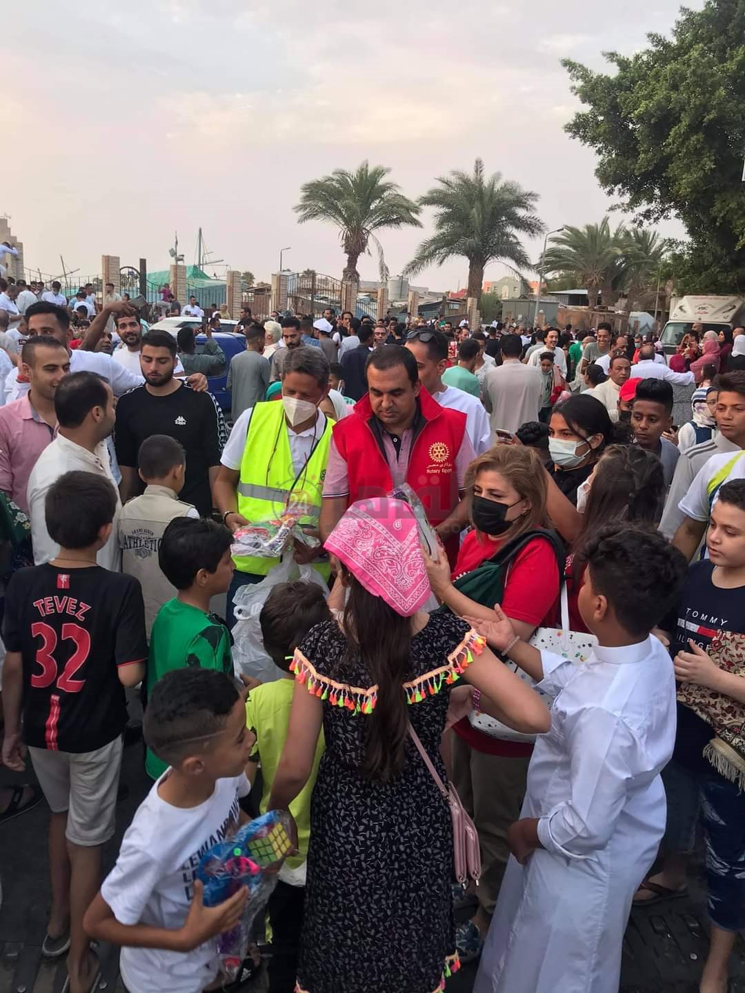 هدايا على الأطفال عقب الانتهاء من مسجد الميناء بالغردقة