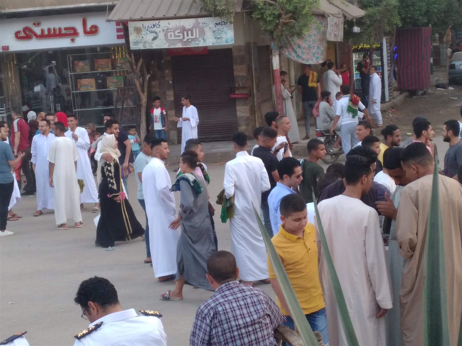 إزدحام وتكدس المواطنين بشوارع أسيوط 