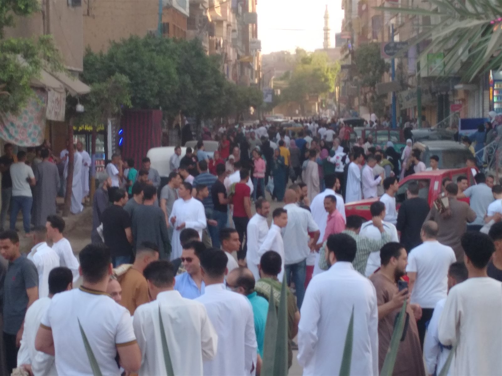 إزدحام وتكدس المواطنين بشوارع أسيوط 