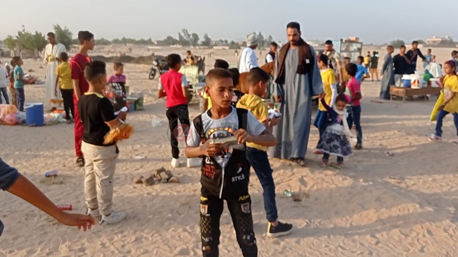 شباب وأطفال قنا يحتفلون بعيد الأضحى وسط المقابر