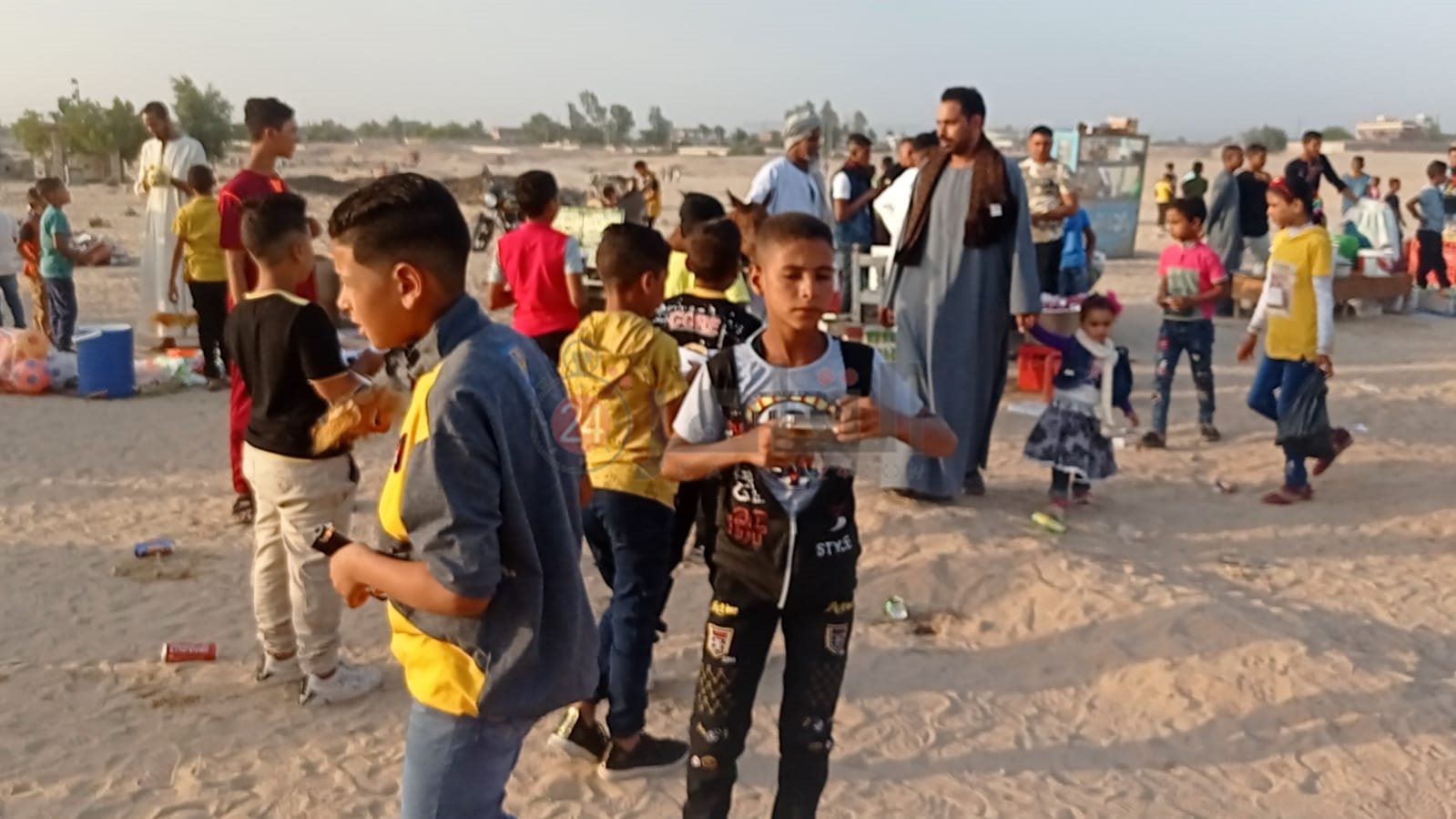 شباب وأطفال قنا يحتفلون بعيد الأضحى وسط المقابر