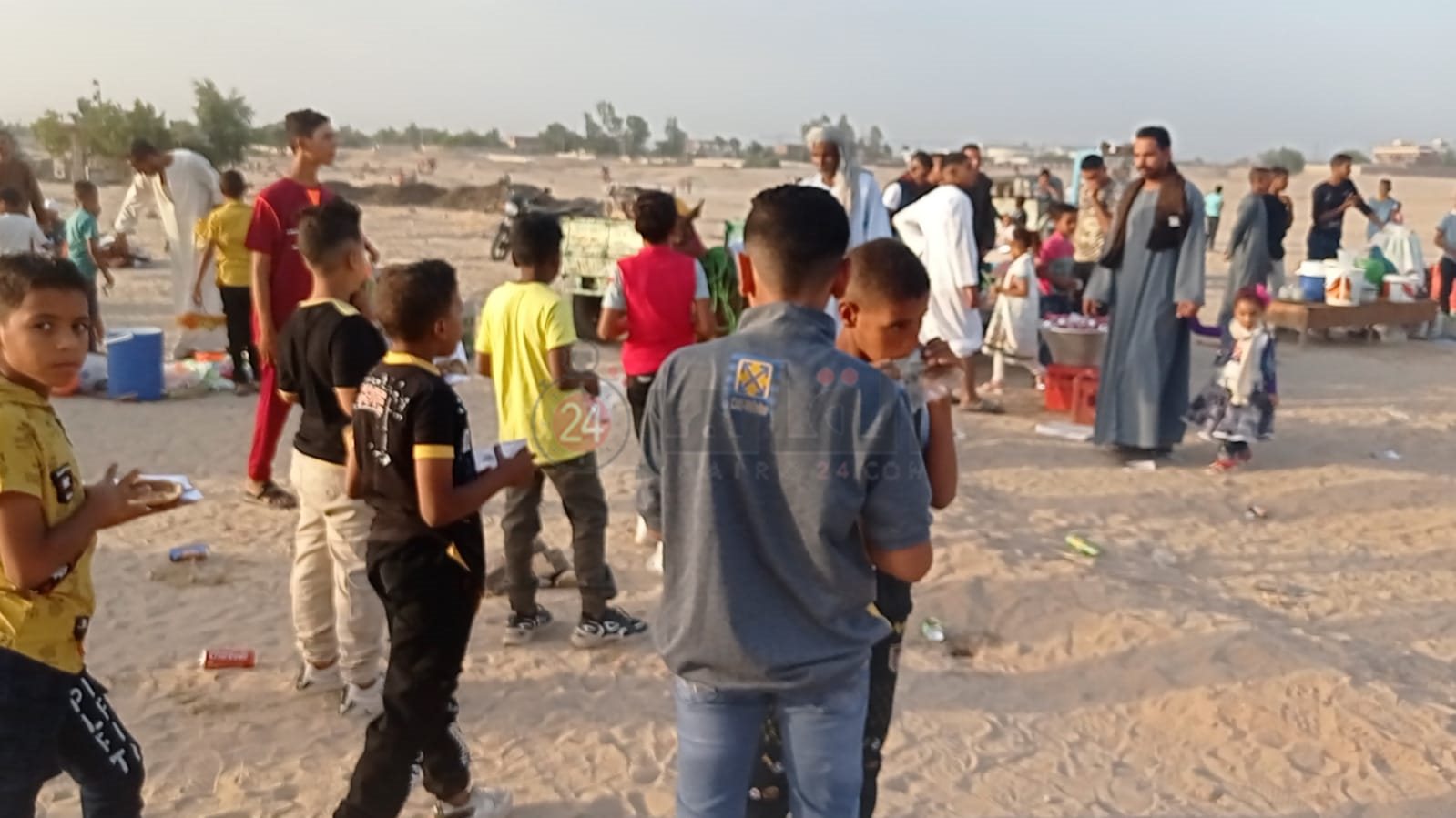 شباب وأطفال قنا يحتفلون بعيد الأضحى وسط المقابر