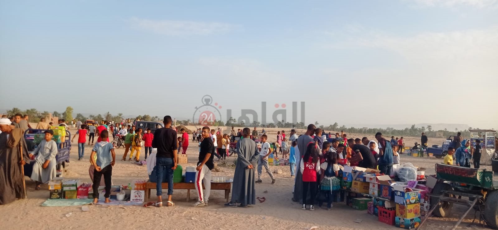 شباب وأطفال قنا يحتفلون بعيد الأضحى وسط المقابر