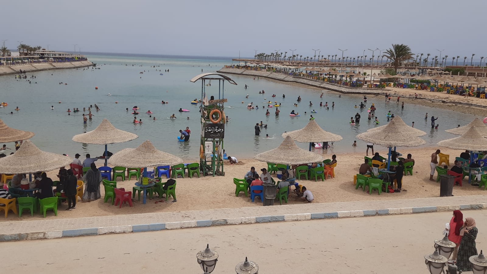 إقبال المواطنين على شواطئ الغردقة 