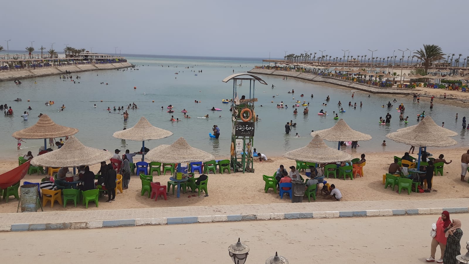 إقبال المواطنين على شواطئ الغردقة 