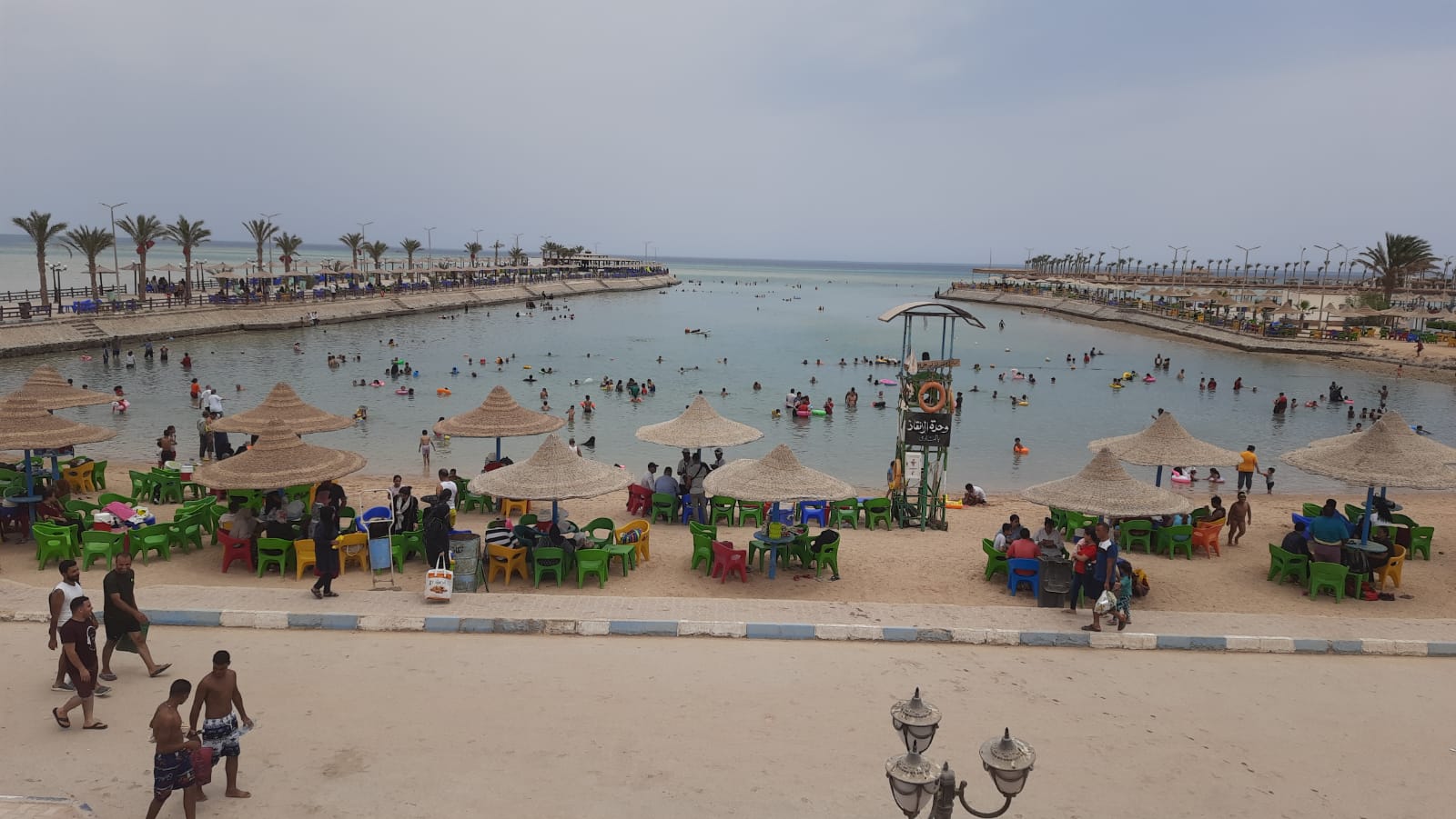 إقبال المواطنين على شواطئ الغردقة 