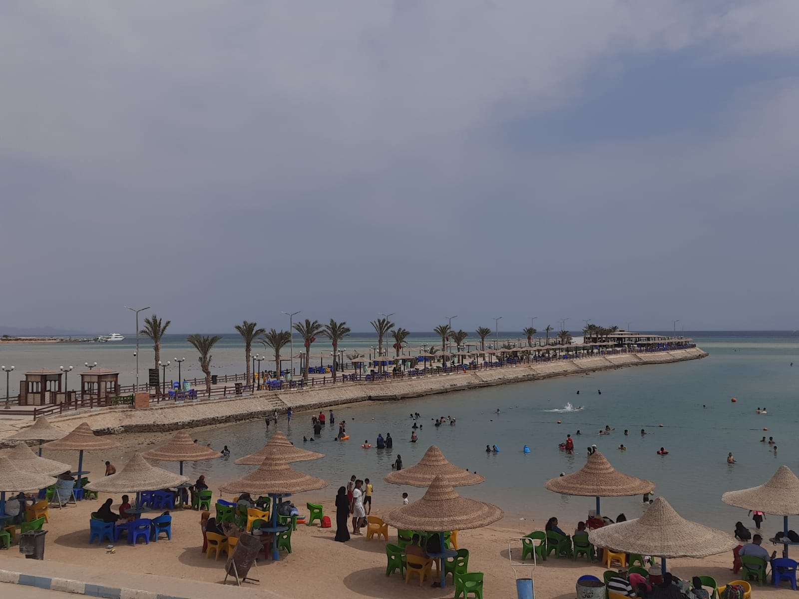 إقبال المواطنين على شواطئ الغردقة 