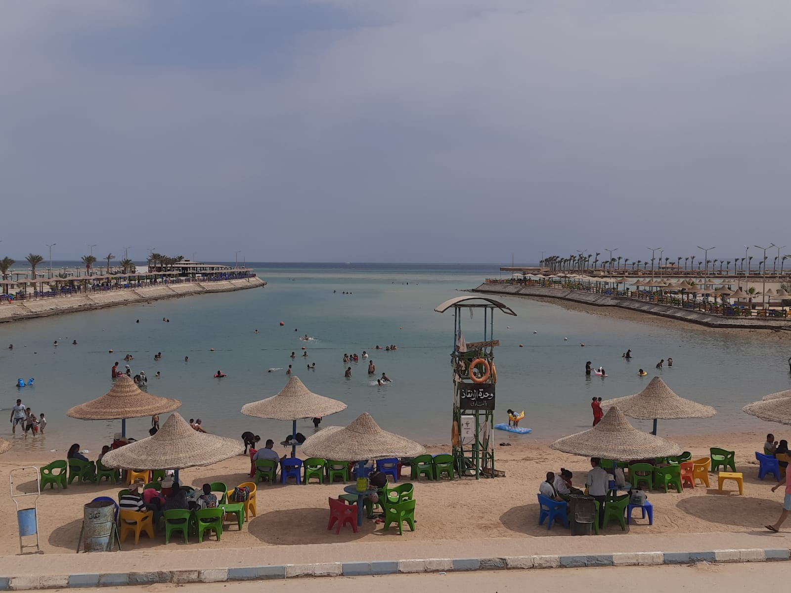 إقبال المواطنين على شواطئ الغردقة 