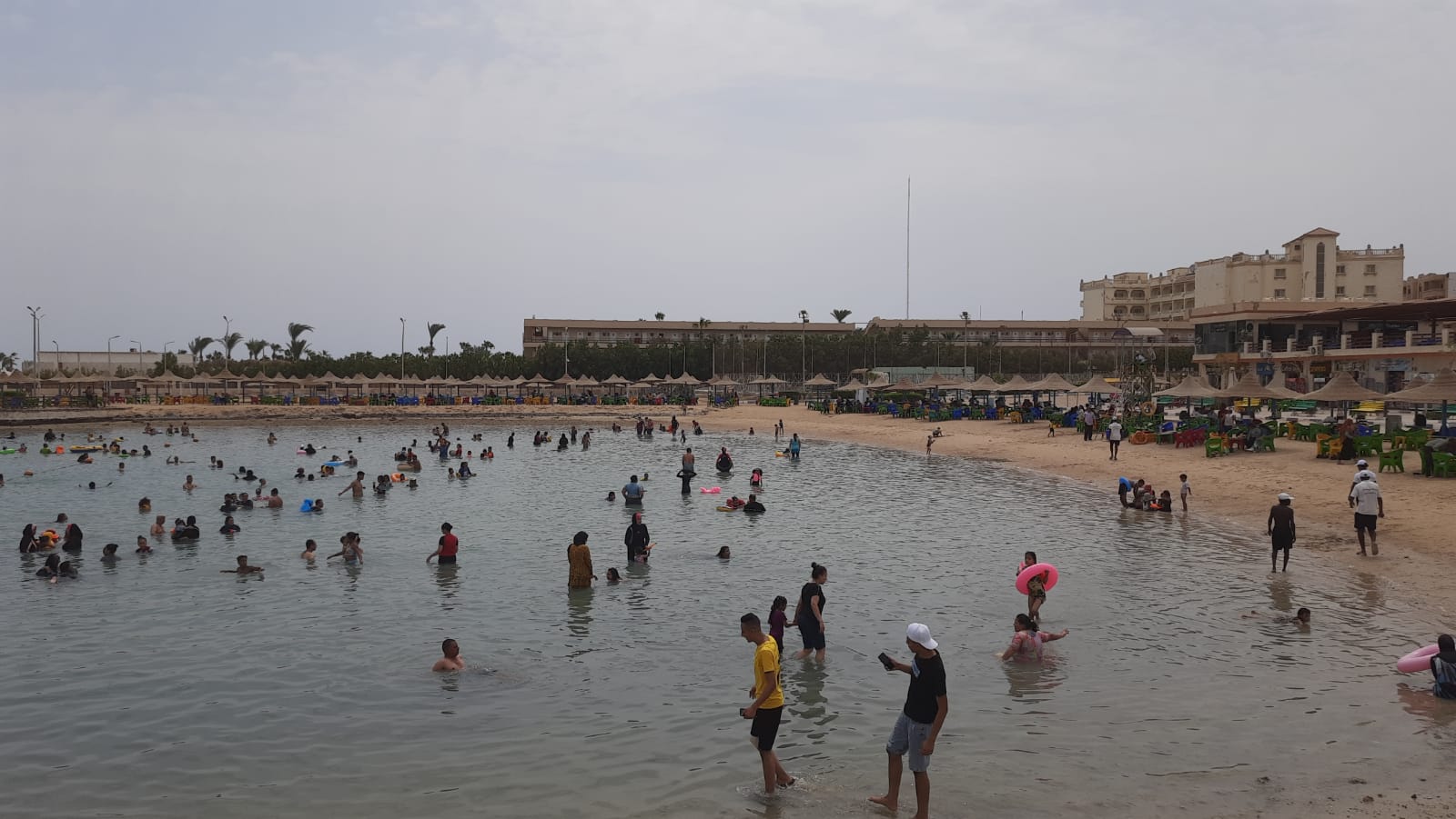 إقبال المواطنين على شواطئ الغردقة 