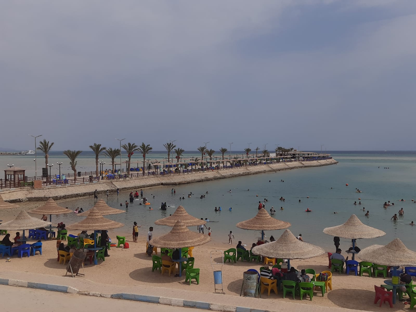 إقبال المواطنين على شواطئ الغردقة 